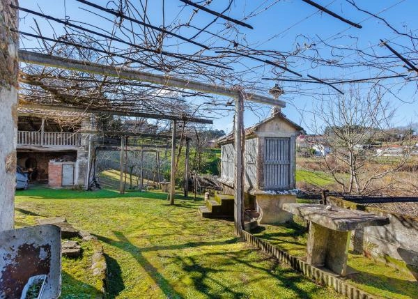 Galicia, Pontevedra, Vila de Cruces, casa de campo, vinedo y horreo