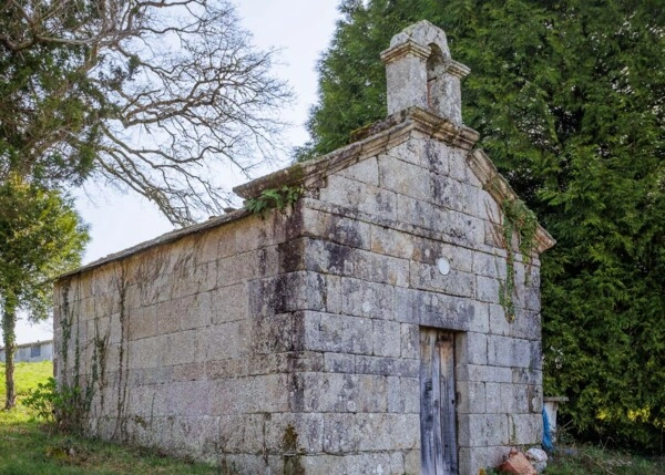 1675-Galicia, A Campiña Lugo, casa de campo, capilla