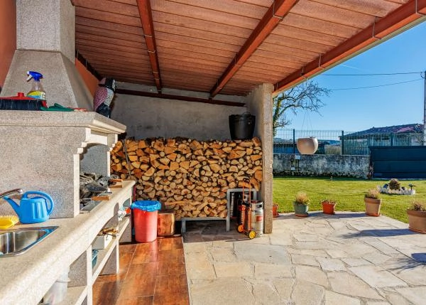 1676 Carballal Exterior log pile