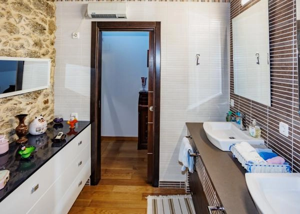1676 1 Carballal Interior bathroom 