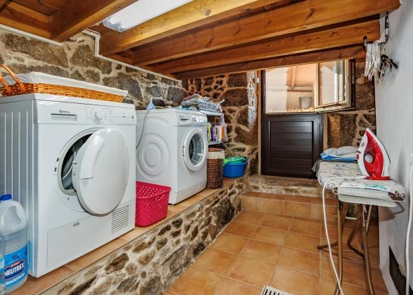 1676 Carballal interior washing area 