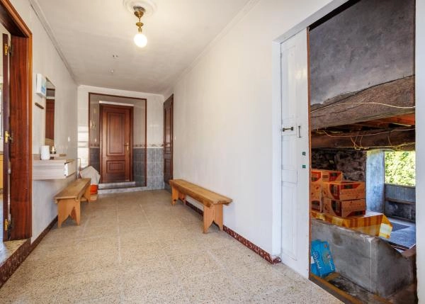 Galicia, La Coruña, SanSadurnino,  country house, passageway 1