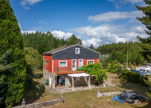 1-GCH-1700-chalet-rojo-bosque-dron-64c9406793f08
