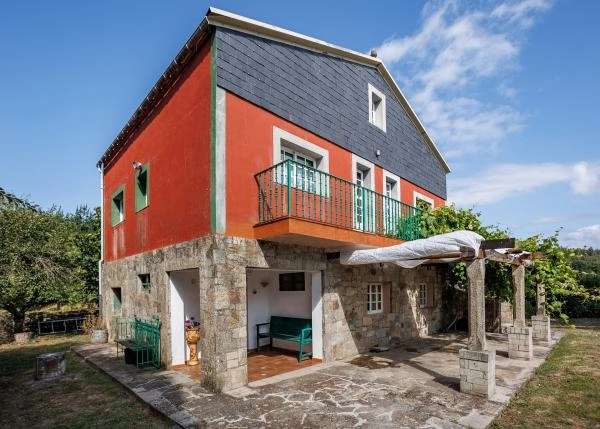 Galicia, Lugo, Outeiro de Rei, vista de casa desde izquierda