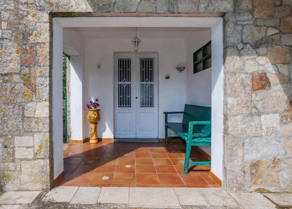 Galicia, Lugo, Outeiro de Rei, casa de campo, puerta principal 1