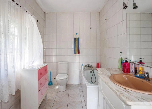 Galicia, Lugo, Outeiro de Rei, casa de campo, baño 1