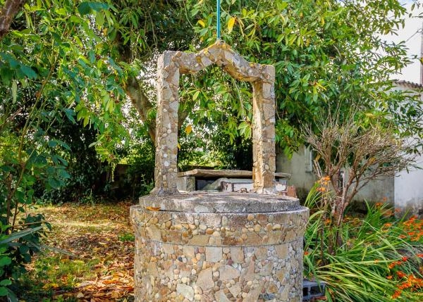 Galicia, Lugo, Outeiro de Rei, casa de campo, pozo