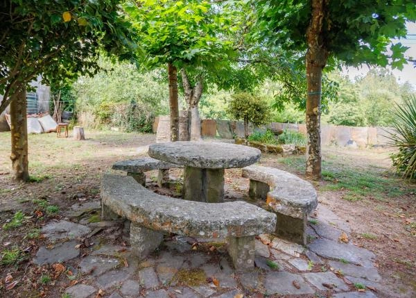 Galicia, Lugo, Outeiro de Rei, casa de campo, mesas de jardin