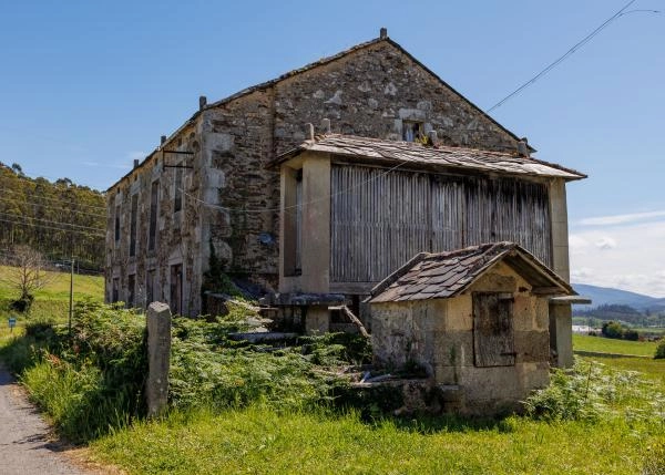 Galicia, Lugo, Valadouro, casa de campo desde carretera 2