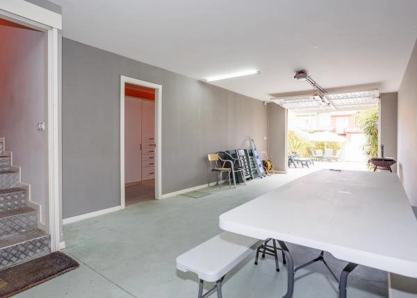 1732 garage Laxe interior