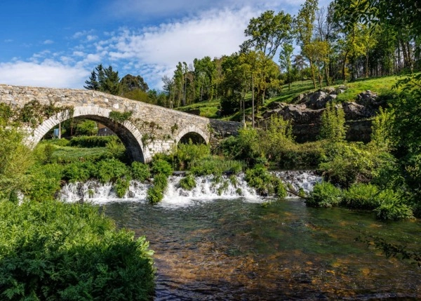 Galicia, La Coruña, Melide, Casa de campo, puente Romano