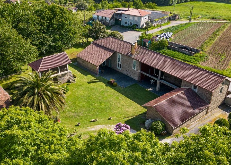  Galicia, la Coruña Touro, casa de campo, vista aerea 3