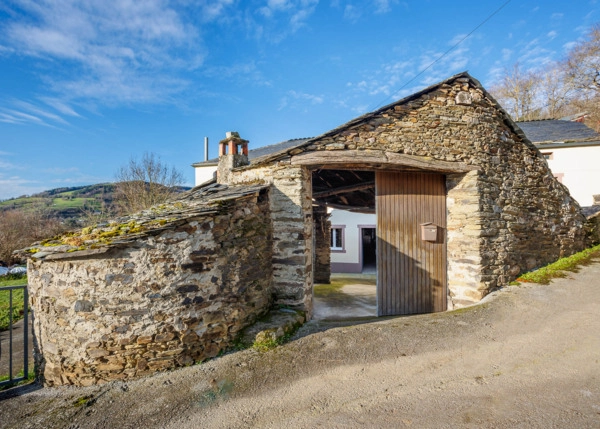 1764 Galica, Lugo, Os Ancares, casa de campo, vista desde calle 1