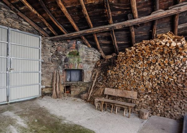 Galicia, Lugo, Os Ancares, casa de campo, leñera