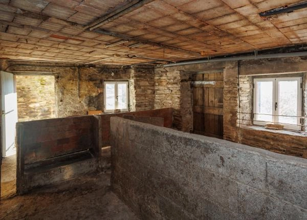 Galicia, Lugo, Os Ancares, casa de campo, cochiquieras porcino