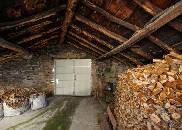 Galicia, Lugo, Sillan, Os Ancares, casa de campo, leñera