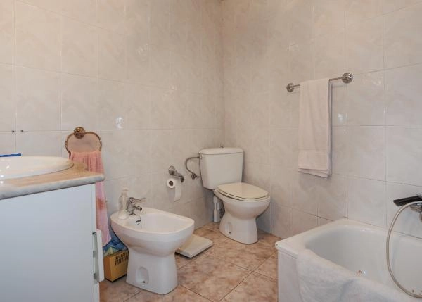 Galicia, Lugo, Os Ancares, casa de campo, baño