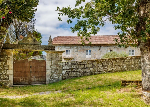 1768-Galicia, Pontevedra, Cervillon, country house, main gate 1