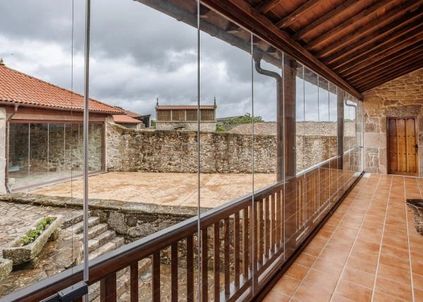 Galicia, Lugo, Taboada, casa de campo pasillo acristalada