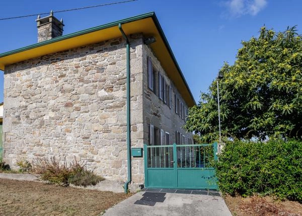 Galicia, Lugo, Guitiriz, lateral view