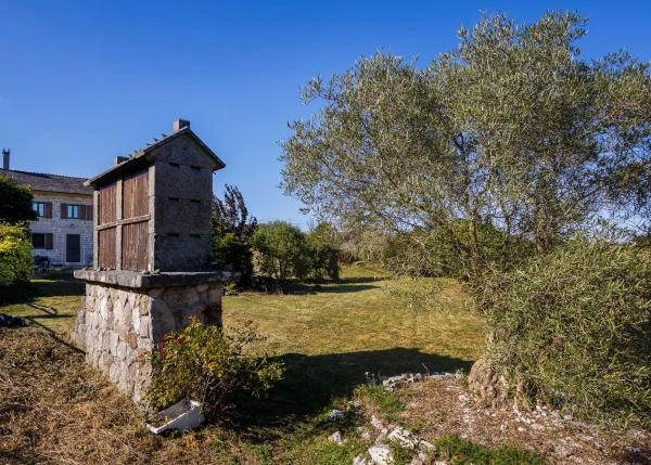 Galicia, Lugo, Guitiriz, house seen from horreo