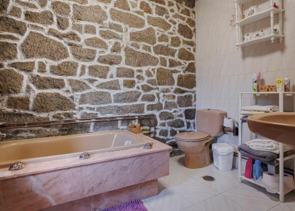 Galicia, Lugo, Guitiriz, bathroom 2