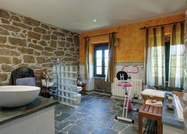 Galicia, Lugo, Guitiriz, bathroom 3