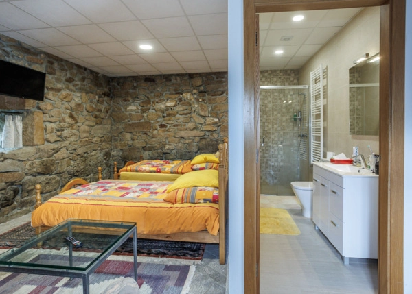51-GCH-1828-Rodeiro-habitacion-camas-cuarto-de-bano-64f6f62ad25af
