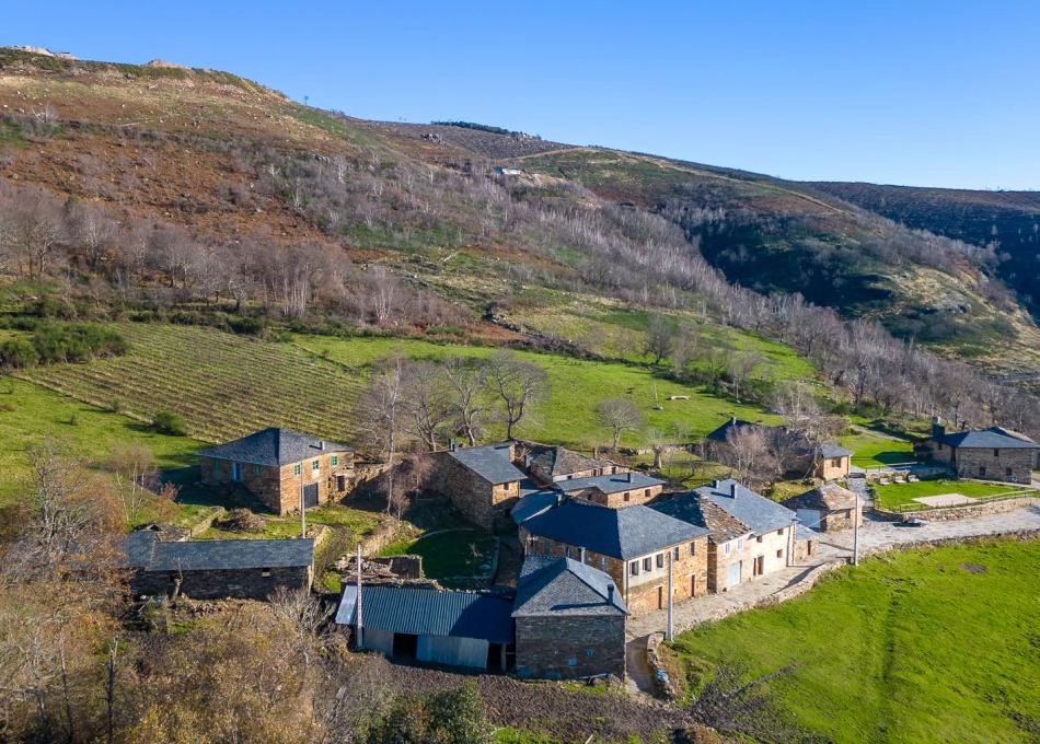 Galicia, Lugo, Pobra de Brollon casas rusticas, vista area 1