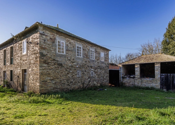 Galicia, Lugo, Begonte, casa de campo vista lateral