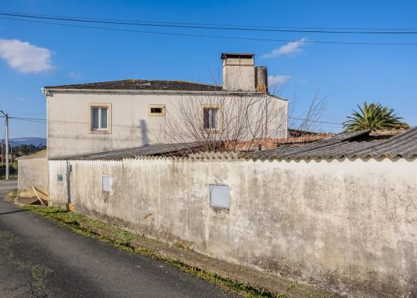  Galicia, Coruña, Ortiguiera, Country house, seen from road