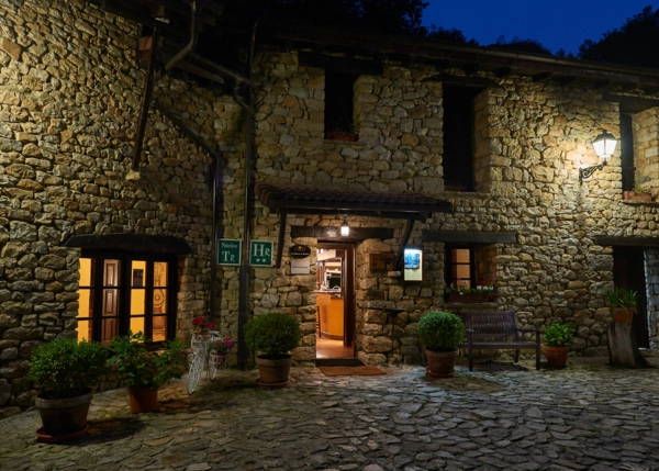 1947 Asturias, Alles, hotel rural, entrada por la noche