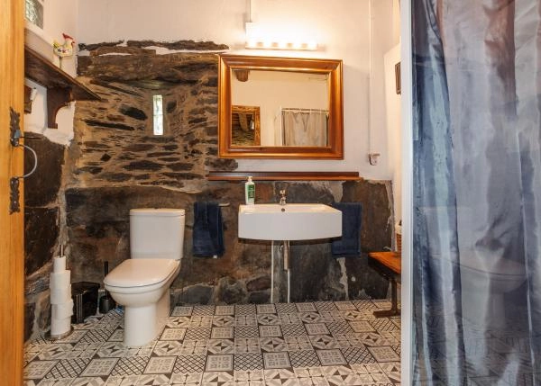 1972-Galicia, Coruña, As Pontes, casa rustica, baño 1