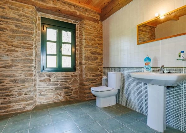 1984-Galicia, Lugo, casa rural, baño 1