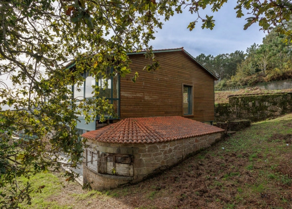Galicia, La Coruña, Saivo, Noia, vista lateral desde finca