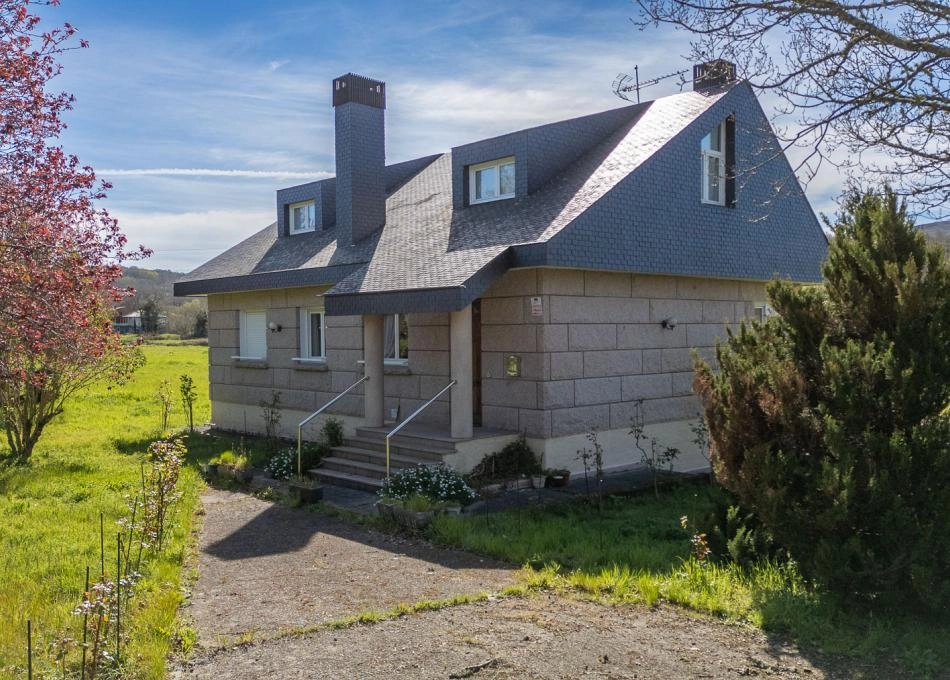 Galicia, Orense, Castro Caldelas casa rural, vista frente 1