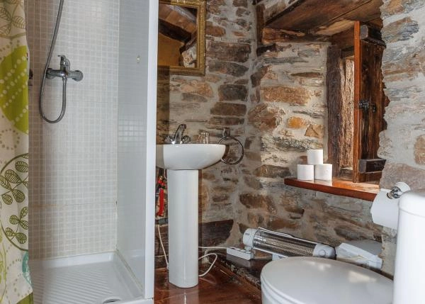 Galicia, Lugo, Navia de Suarna, bano 1 casa de campo