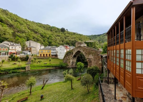 Galicia, Lugo, Navia de Suarna, view point country house