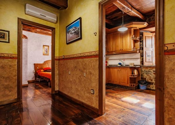 Galicia, Lugo, Navia de Suarna, repartidor casa de campo