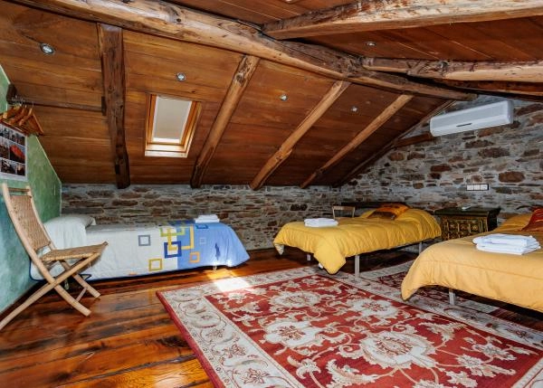 Galicia, Lugo, Navia de Suarna, atico / habitacion casa de campo