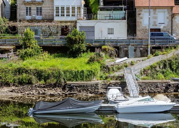 Galicia, Lugo, Belesar, casa rustica, vista desde embalse