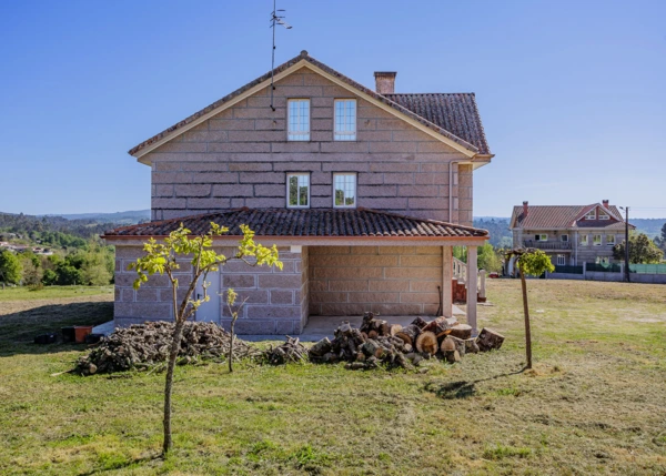 2020- Galicia, Orense, O Carballiño, Country house lateral view