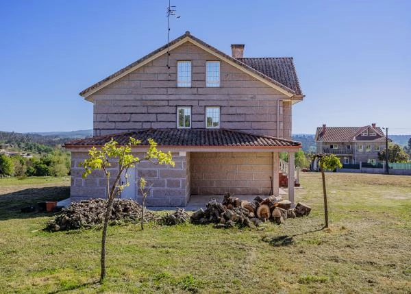 Galicia, Orense, O Carballiño, Casa rural, vista lateral