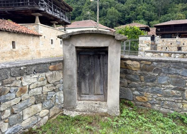 Asturias, Salas, Barcenas, well
