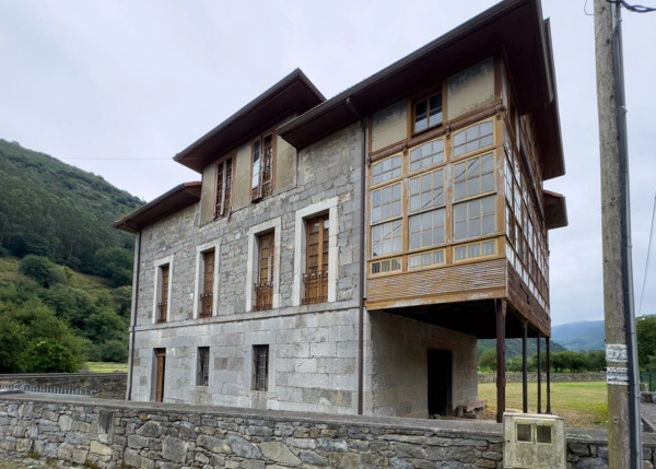 Asturias, Salas, Barcenas, vista desde calle