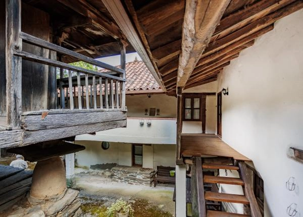 Asturias, Allende, vista de horreo y casa 1