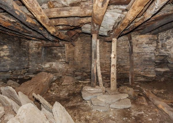  Galicia, Lugo, Samos, basement