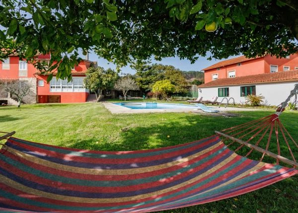 Galicia, La Coruña, Rianxo, vista de piscina y casa