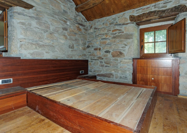 2092- Galicia, Lugo; Begonte, bedroom