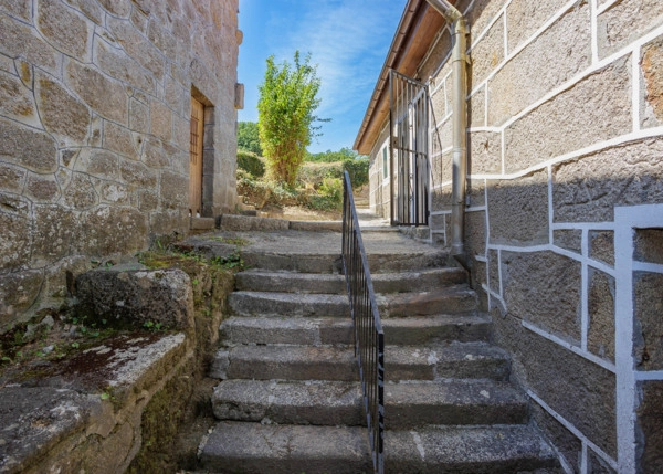 2098- Galicia, Ourense, trasmiras, escalera lateral compartida